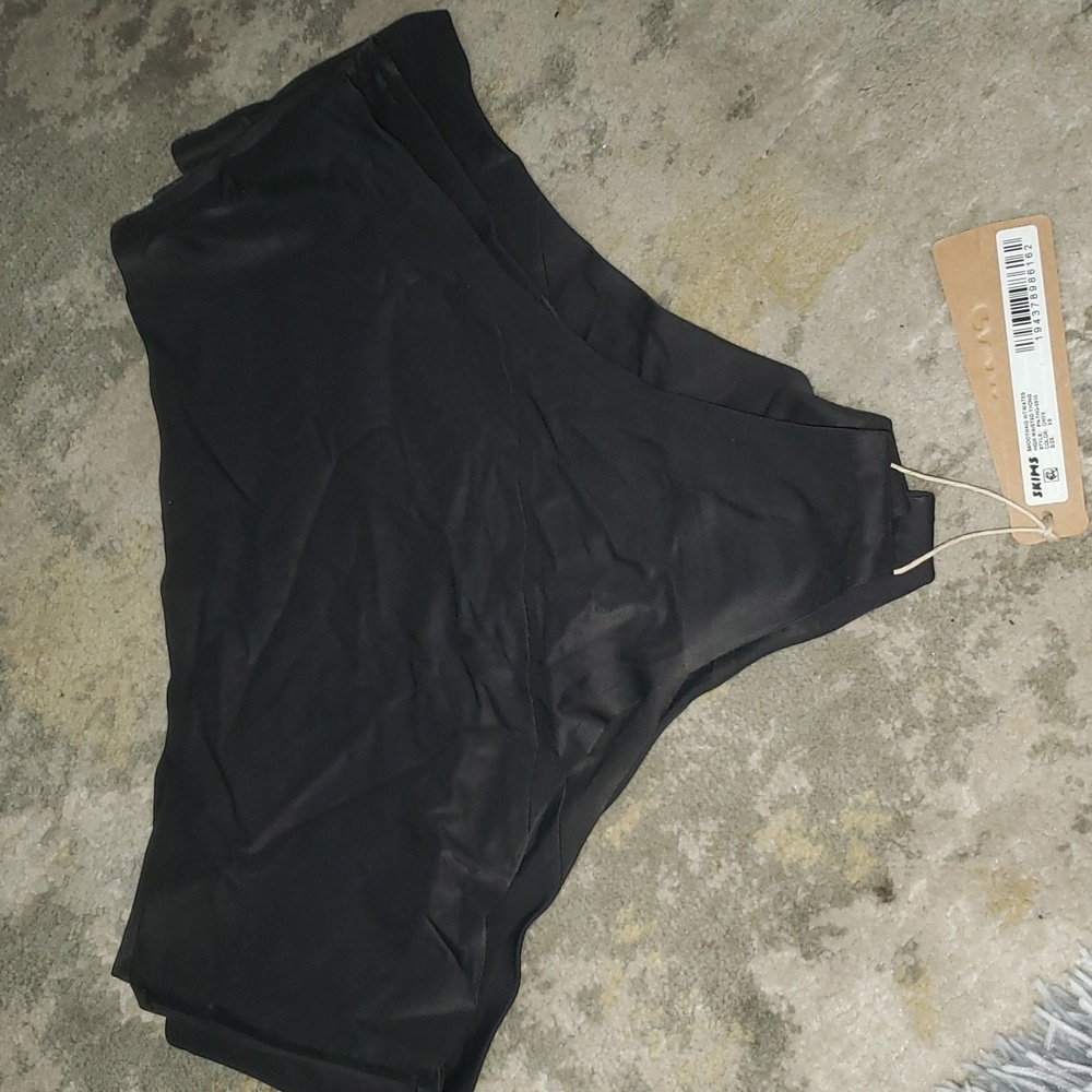 Skims 4 pairs black thongs